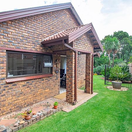 Leozet Self Catering Apartment Pretoria-Noord Extérieur photo